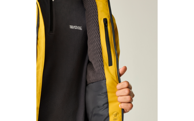 Hand hält eine aufgeklappte gelbe Jacke; darunter dunkelgraue Fleecejacke mit weißem Logo; sichtbarer Innenreißverschluss