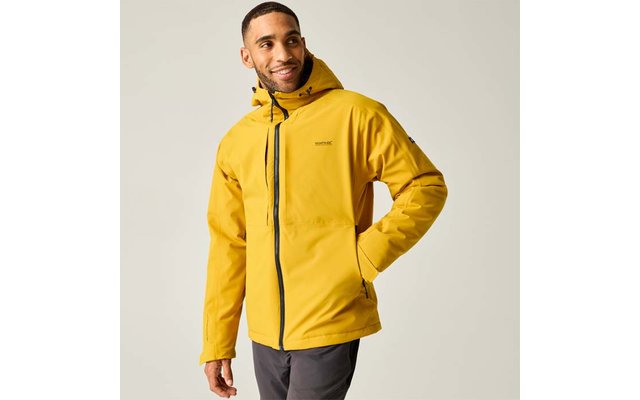 Person in gelber Kapuzenjacke mit durchgehendem Reißverschluss, Hand in Seitentasche, dunkle Hose, heller Hintergrund