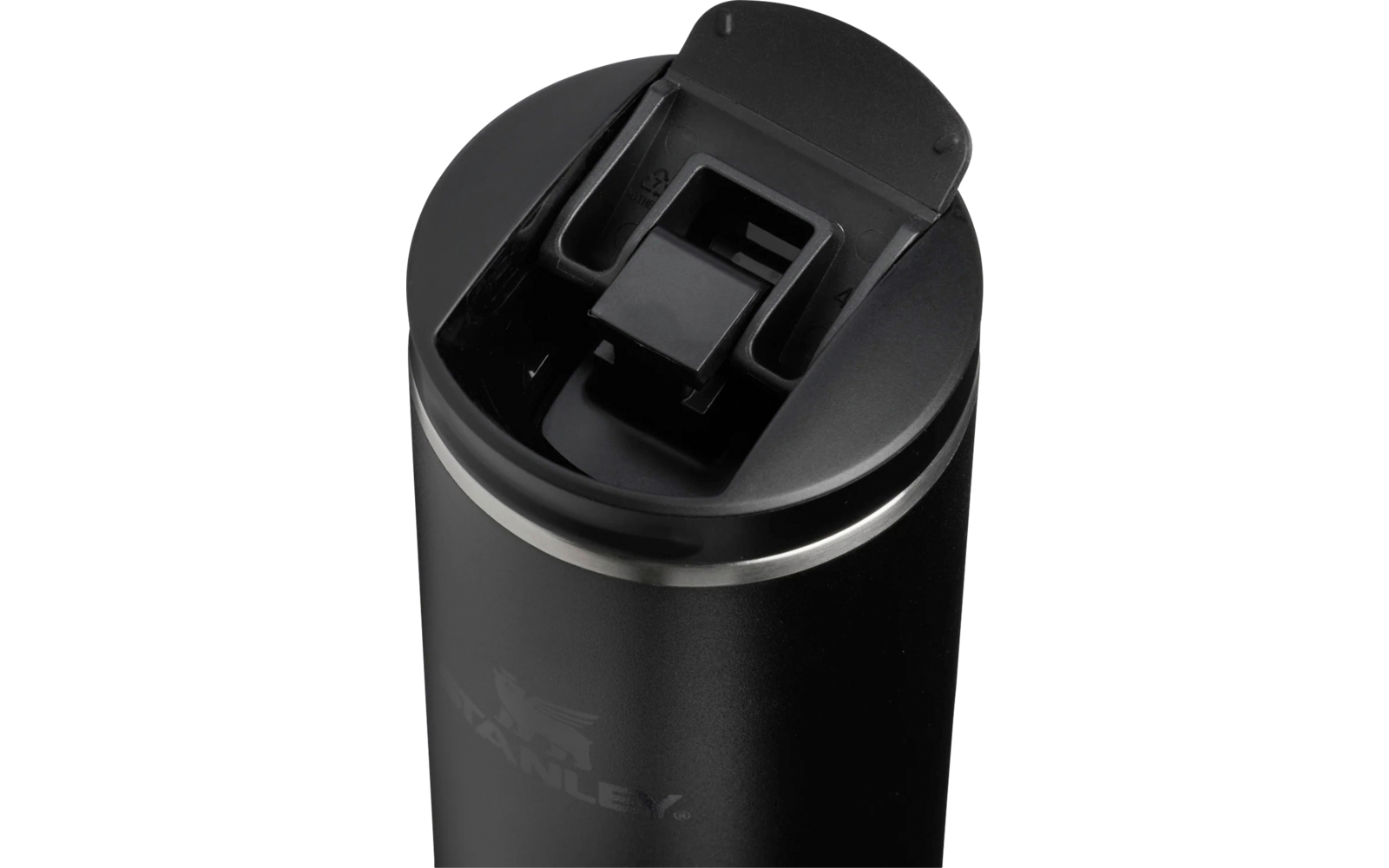 Schwarzer Becher mit Klappdeckel, rechteckiger Trinköffnung und silbernem Rand