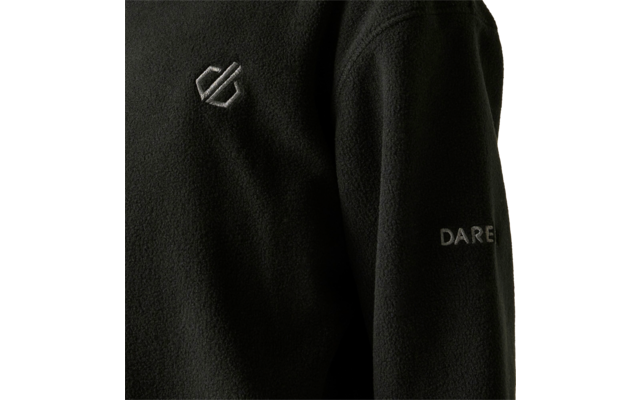 Schwarzes Kleidungsstück mit zwei sichtbaren Logos, eines an der Brust und eines am Ärmel