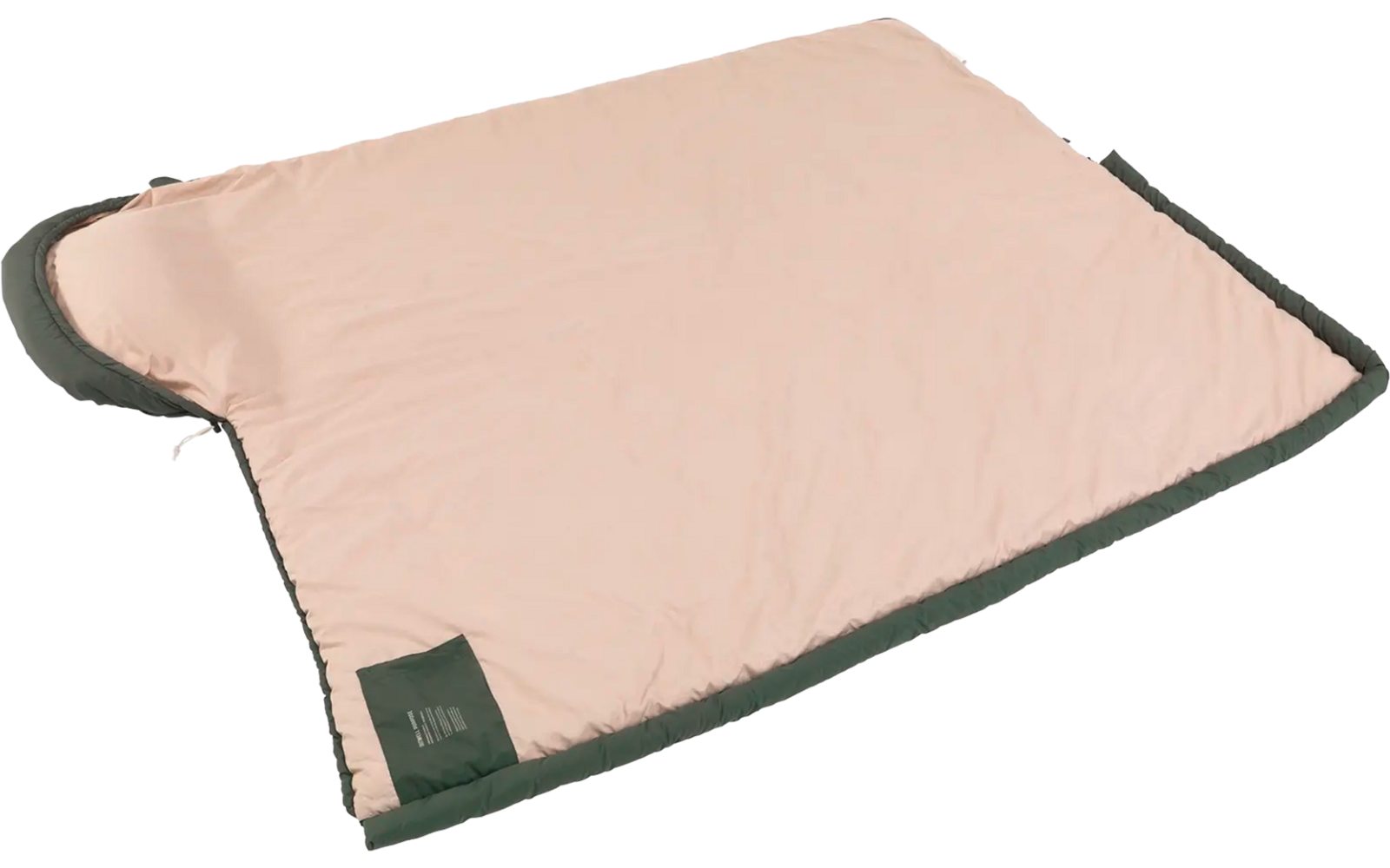 Een rechthoekig, lichtroze kussen met een klein, donker stoffen label aan de hoek