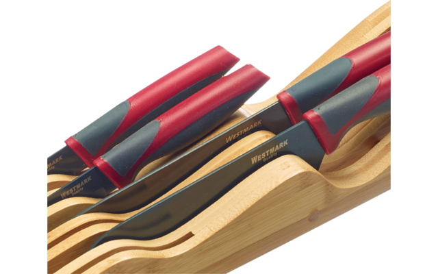 Bloc à couteaux en bois contenant quatre couteaux aux manches rouge et gris et lames marquées 'WESTMARK' ; en haut à gauche bulle avec le texte 'für kleine und große Messer | for small and large knives'