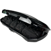 Coffre de toit noir ouvert contenant quatre sacs de voyage noirs sur fond blanc
