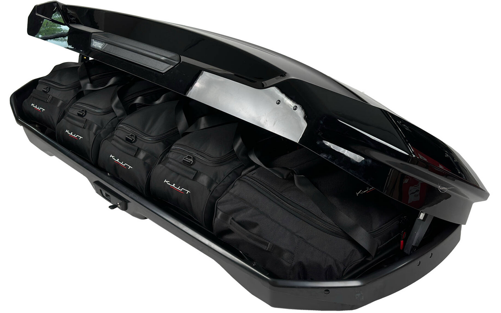 Coffre de toit noir ouvert contenant quatre sacs de voyage noirs sur fond blanc