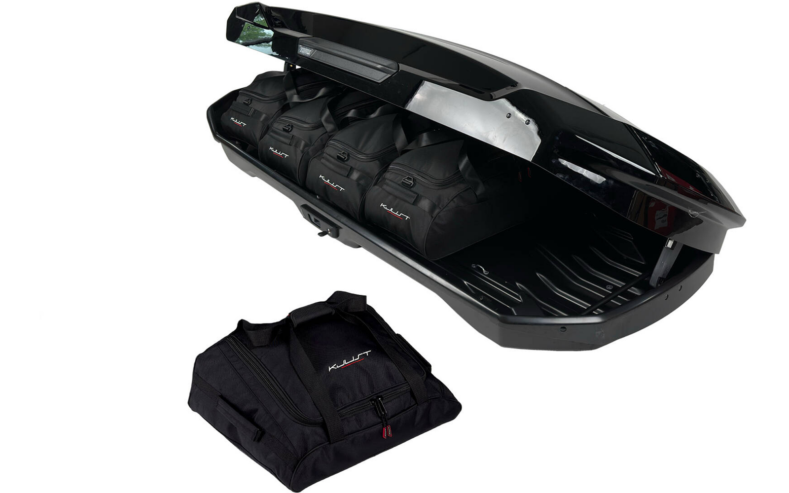Coffre de toit noir ouvert contenant trois sacs de voyage souples noirs et un sac plié devant