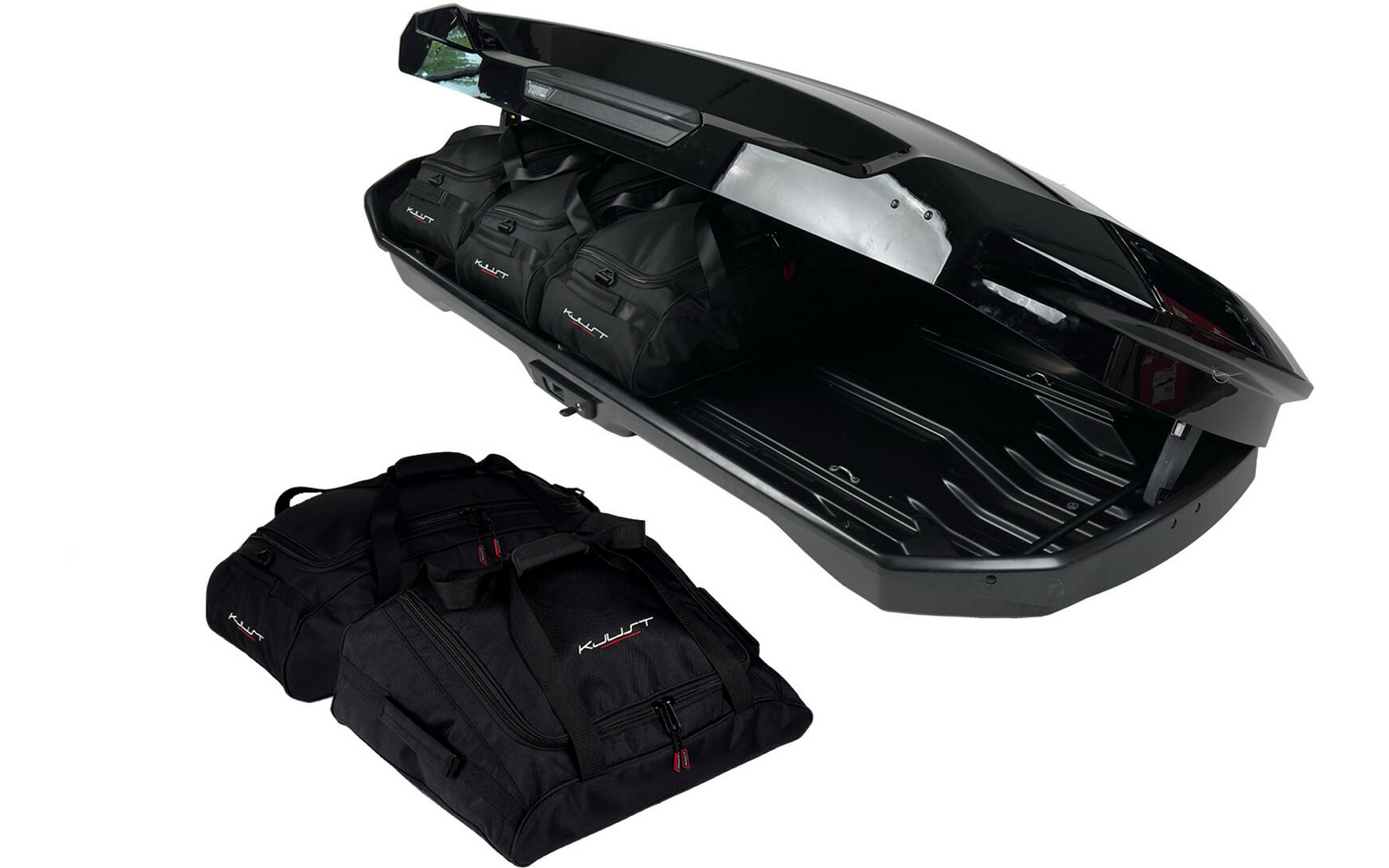 Coffre de toit rigide noir ouvert avec trois sacs souples noirs à l'intérieur et deux sacs noirs à côté sur fond blanc
