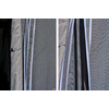 Gros plan en deux parties de panneaux de tissu gris avec de fines bandes bleu clair et une étroite fente sombre entre eux ; à gauche une sangle avec boucle