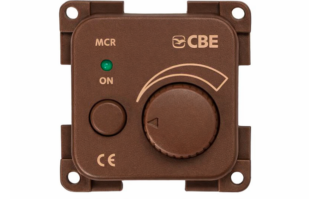 Pannello quadrato marrone con quattro fori di fissaggio, LED verde accanto alla scritta 'ON', piccolo pulsante rotondo a sinistra, grande manopola rotante a destra con una freccia, segni curvi sopra la manopola, 'CBE' in alto a destra, 'MCR' in alto a sinistra e 'CE' in basso a sinistra