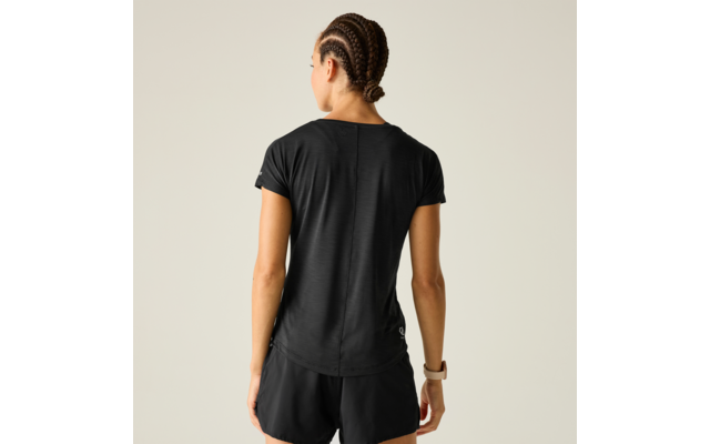 Person von hinten, trägt schwarzes kurzärmeliges T-Shirt und schwarze Shorts, geflochtene Haare zu einem Dutt gebunden, Smartwatch am linken Handgelenk, heller Hintergrund