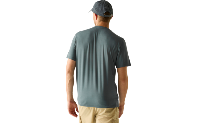 Mann von hinten, trägt graue Kappe, grünes T-Shirt und beige Shorts, vor hellem einfarbigem Hintergrund