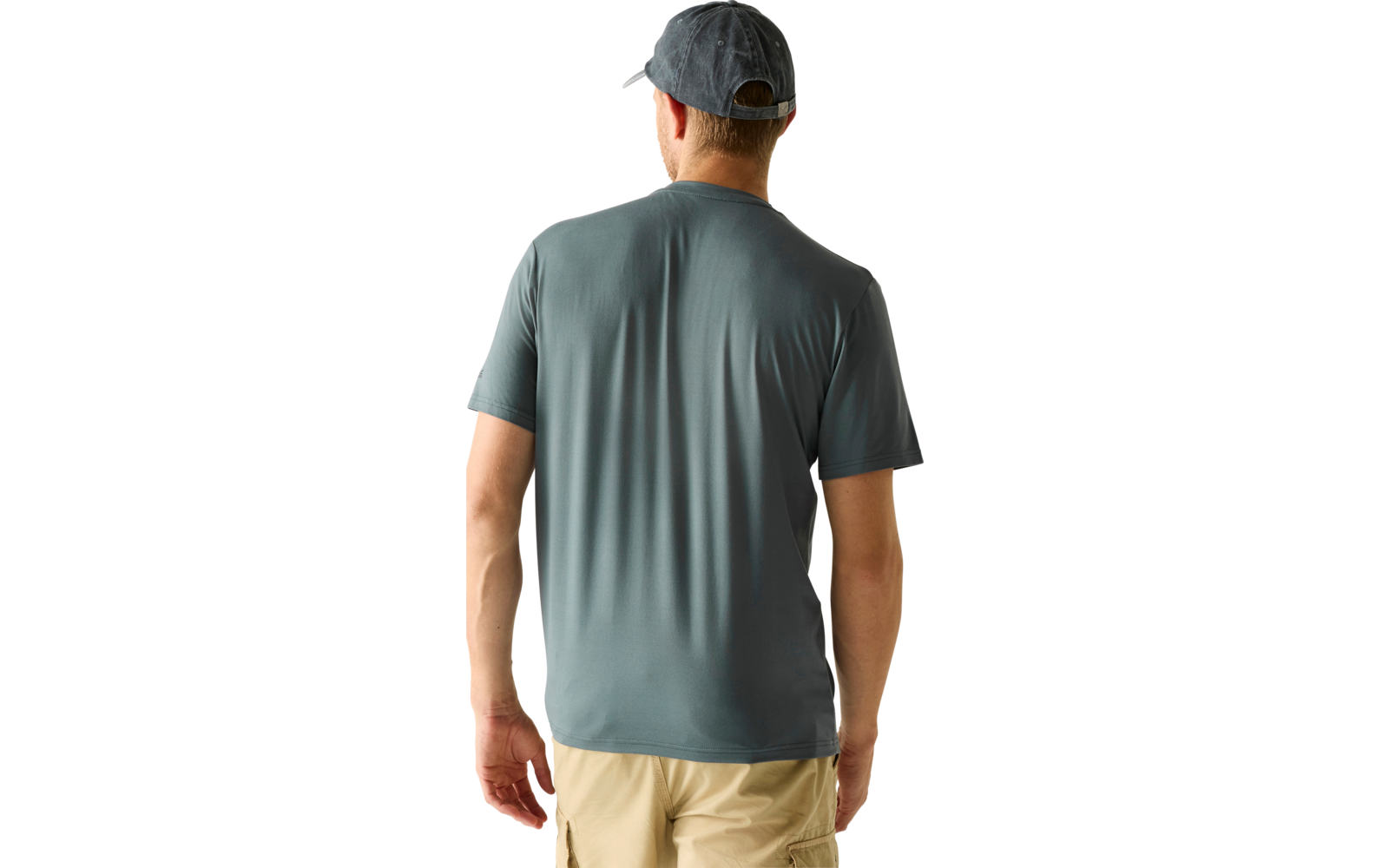 Mann von hinten, trägt graue Kappe, grünes T-Shirt und beige Shorts, vor hellem einfarbigem Hintergrund