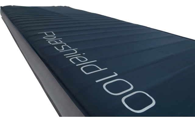 Schwarze Yogamatte mit Schriftzug auf weißem Hintergrund