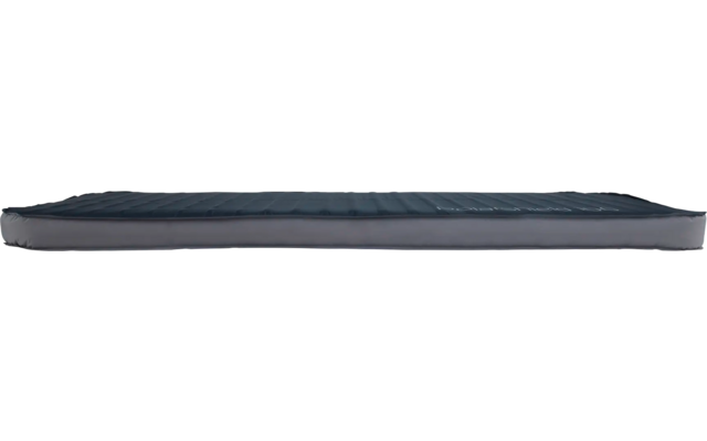 Ein Bett mit hellgrauem Bettgestell und weißer Bettdecke in einem Raum mit Holzboden