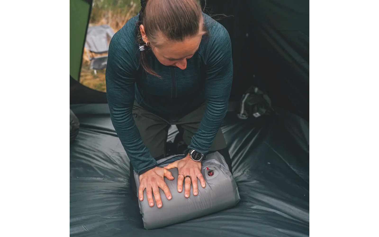 Person übt Herz-Druck-Massage an einer Puppe