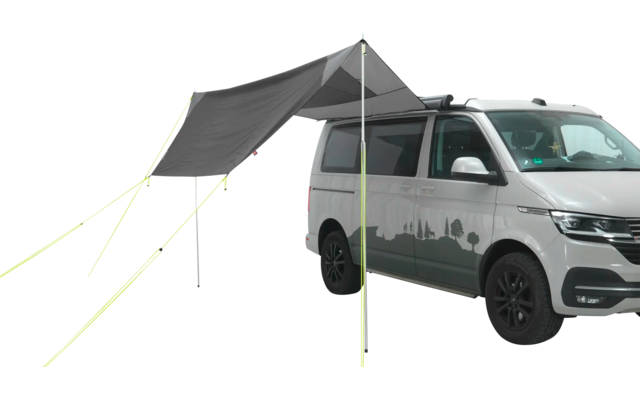 Graues Auto mit ausklappbarem Dachzelt und Markise