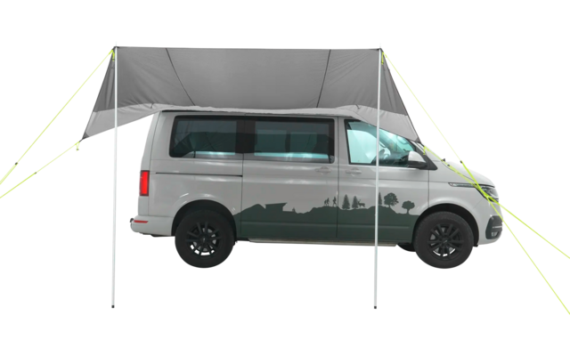 Silberner Van mit geöffneten Türen bei Tageslicht auf weißem Hintergrund