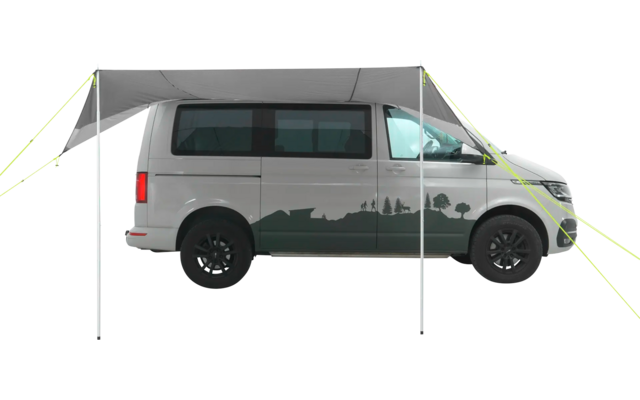 Weißer Lieferwagen mit Bergmotiv an der Seite, geparkt auf Pflastersteinen vor einem weißen Gebäude