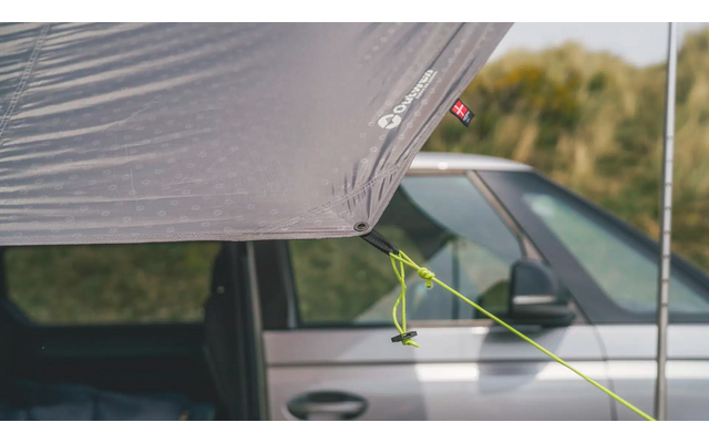 Öffentliches Auto mit geöffnetem Dachzelt bei Tageslicht