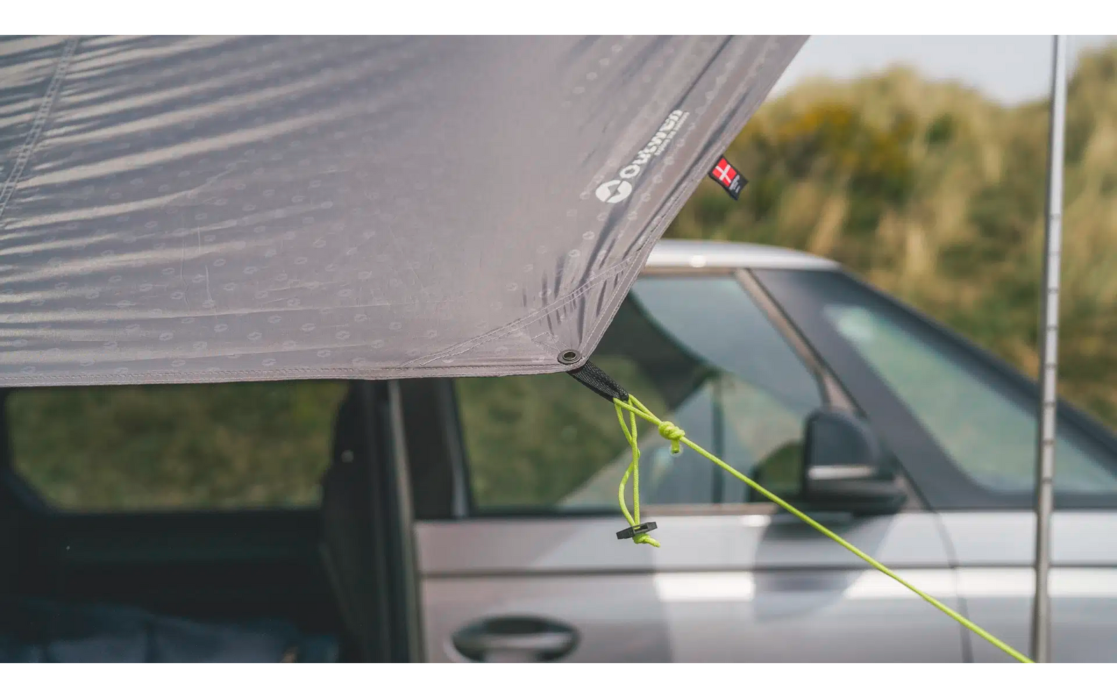 Öffentliches Auto mit geöffnetem Dachzelt bei Tageslicht