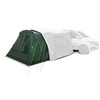 Tenda a tunnel verde scuro con finestre in rete, tiranti verde neon e cerniere visibili; a destra un veicolo bianco parzialmente sfumato