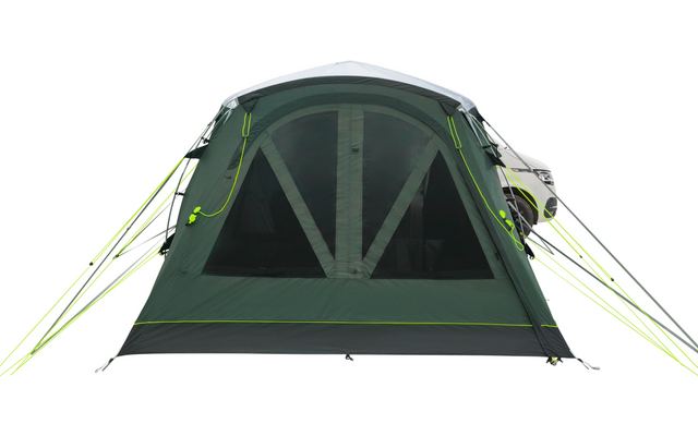 Vista frontale di una tenda da campeggio verde con porta in zanzariera e due finestre triangolari a rete, tiranti giallo neon e parte di un veicolo bianco a destra