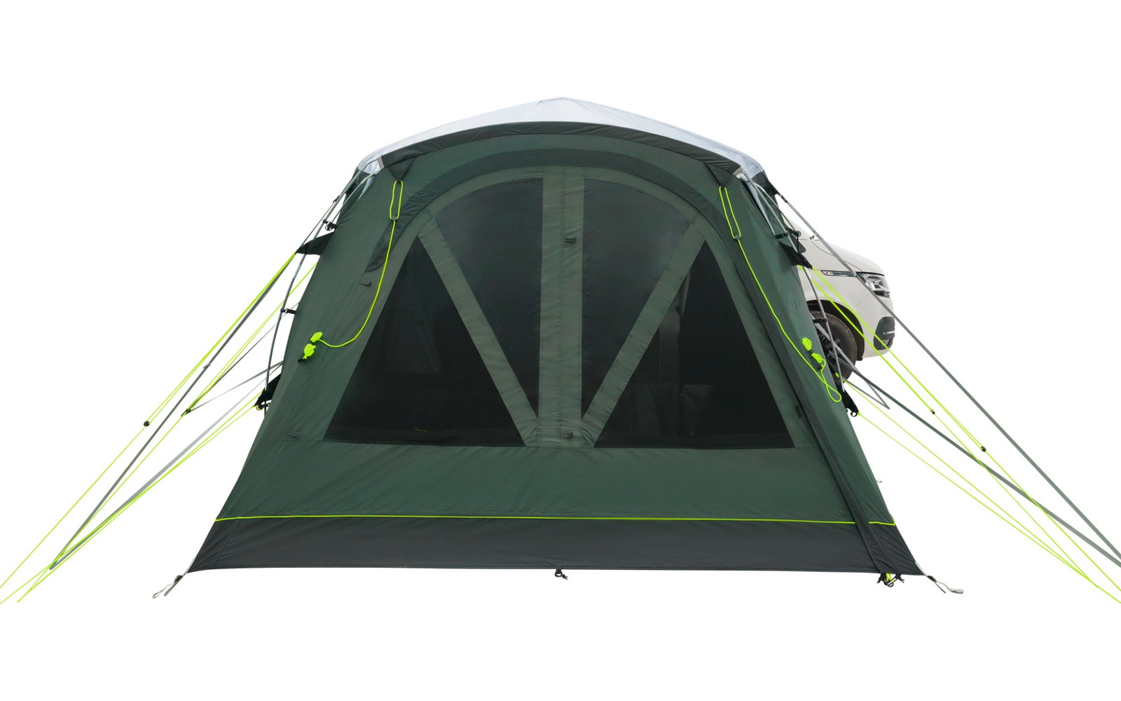 Vista frontale di una tenda da campeggio verde con porta in zanzariera e due finestre triangolari a rete, tiranti giallo neon e parte di un veicolo bianco a destra