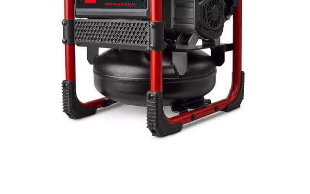 Roter Metallrahmen um einen schwarzen, runden Tank; schwarzes Motor‑/Lüftergehäuse rechts mit Lüftergitter; perforiertes Metallgitter mit sichtbaren Schrauben vorne; schwarze, geriffelte Standfüße; weißer Hintergrund