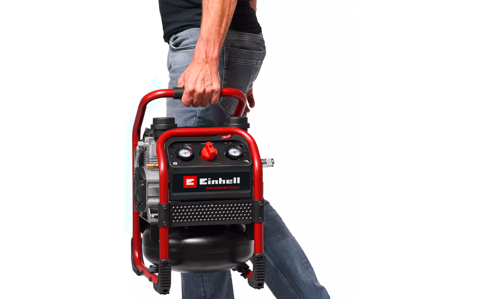 Hüft- und Beinbereich einer Person in Jeans und schwarzem Oberteil, Hand hält roten und schwarzen Kompressor mit Tragegriff und Einhell-Logo; zwei Manometer sichtbar; weißer Hintergrund