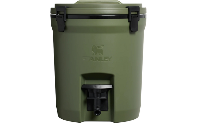 Olivgrüner Behälter mit Deckel, zwei schwarzen Verschlüssen, mittig geprägtem STANLEY-Logo und schwarzem Auslaufhahn unten