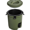 Grüner zylindrischer Behälter mit abgenommenem Deckel darüber, schwarzem Innenraum, seitlichen schwarzen Verschlüssen und vorderem schwarzen Auslaufhahn