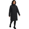 Frau trägt schwarzen langen Mantel und schwarze Stiefel