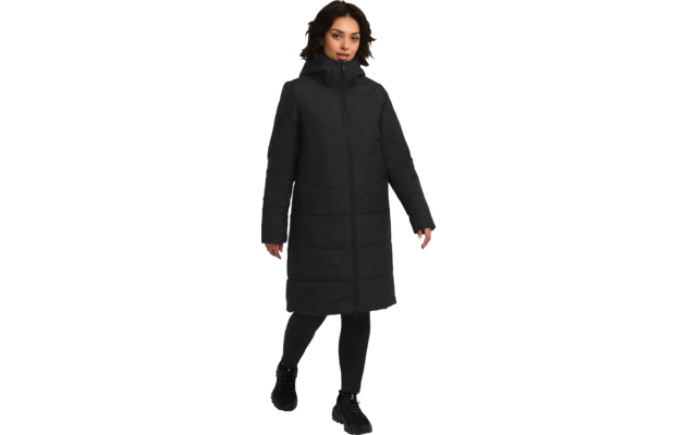 Frau trägt schwarzen langen Mantel und schwarze Stiefel