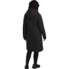 Person von hinten in schwarzem Wintermantel mit Kapuze