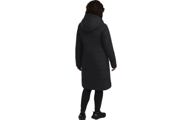Person von hinten in schwarzem Wintermantel mit Kapuze