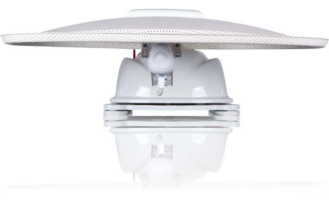 Rundes weißes Gerät mit gelochtem Abdeckgitter und sichtbarer Basis, Spiegelung auf glänzender Fläche, weißer Hintergrund