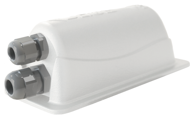 Weißes Kunststoffgehäuse mit abgerundeter Oberseite, zwei graue Kabelverschraubungen an einem Ende, flache Basis mit Montagelasche