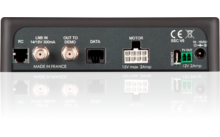 Weiße Satellitenschüssel mit großem blau-rotem ALDEN-Logo und blauem @-Symbol, Feedarm und weißem Montagesockel; rechts ein schwarzes rechteckiges Gerät mit Display und ALDEN-Schriftzug