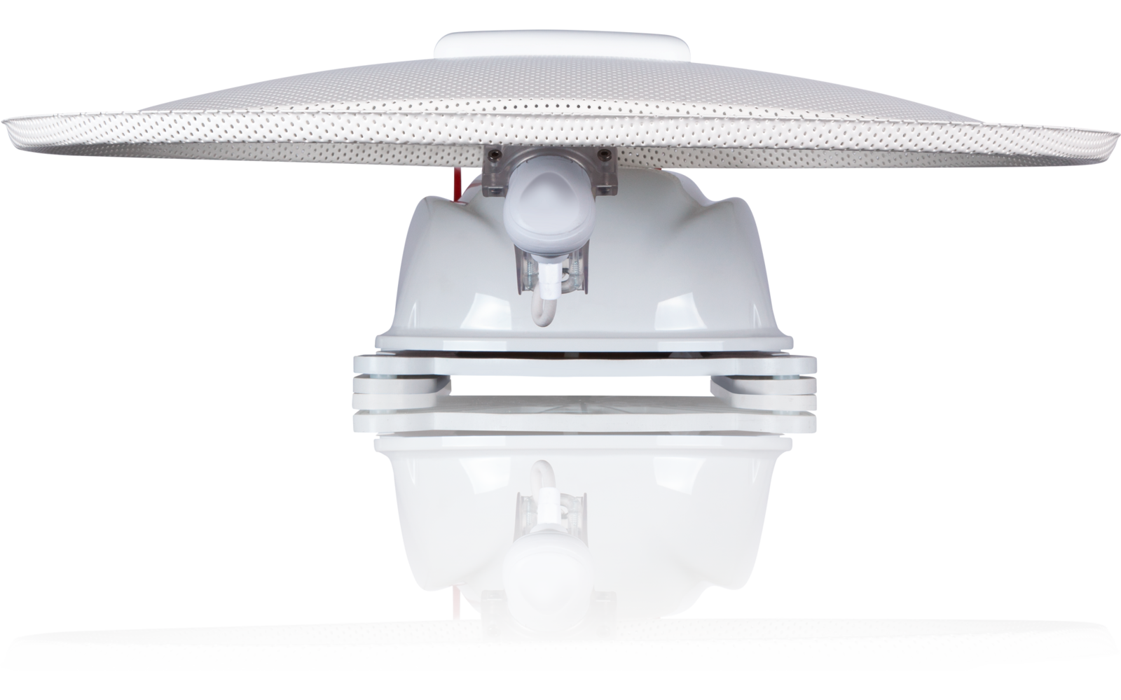 Appareil rond blanc avec couvercle perforé et base visible, reflet sur surface brillante, fond blanc