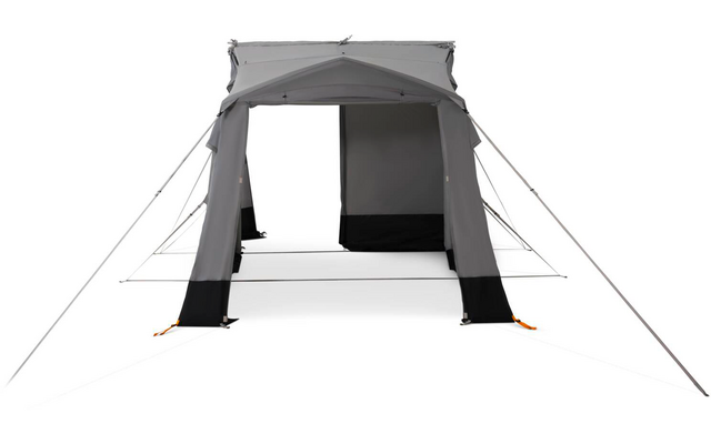 Graues Zelt mit offenem Eingang, schwarzen Bodenpartien, Abspannleinen und Heringen auf weißem Hintergrund
