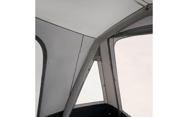 Innenansicht eines grauen Zelts mit gebogener Gestängeabdeckung, sichtbaren Nähten, Reißverschluss und schwarzem Boden