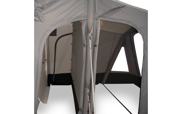 Innenraum eines grauen Zelts mit zentraler Trennwand und Reißverschluss, zwei Fensteröffnungen, schwarzem Boden und sichtbaren Gestängebögen