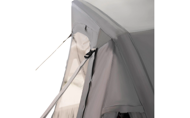 Nahaufnahme einer grauen Stoffecke mit durchsichtiger Fensterfolie, sichtbaren Nähten, grauem Gurt und schwarzer Steckschließe