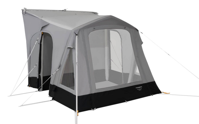 Graues Campingvorzelt mit großen Netzfenstern, schwarzer Unterkante, weißen Gestängebögen und sichtbaren Abspannleinen auf weißem Hintergrund