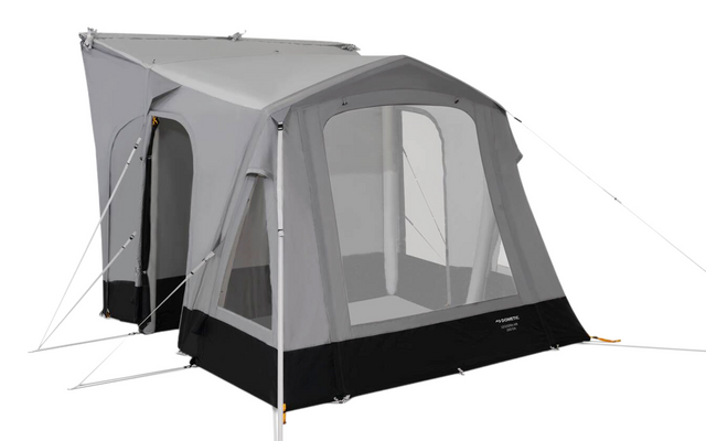 Toldo de camping gris con grandes ventanas de malla, base negra, postes blancos y cuerdas tensas visibles sobre fondo blanco