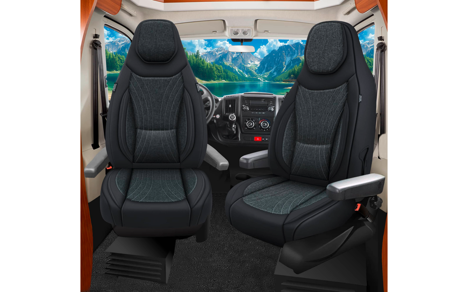 Innenraum eines Fahrzeugs mit zwei schwarzen, gepolsterten Vordersitzen, Lenkrad, Armaturenbrett und Windschutzscheibe, durch die ein Bergsee mit Bergen sichtbar ist