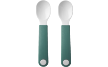 Zwei kleine Löffel mit weißen Löffelköpfen und grünen Griffen mit Loch am Ende auf weißem Hintergrund