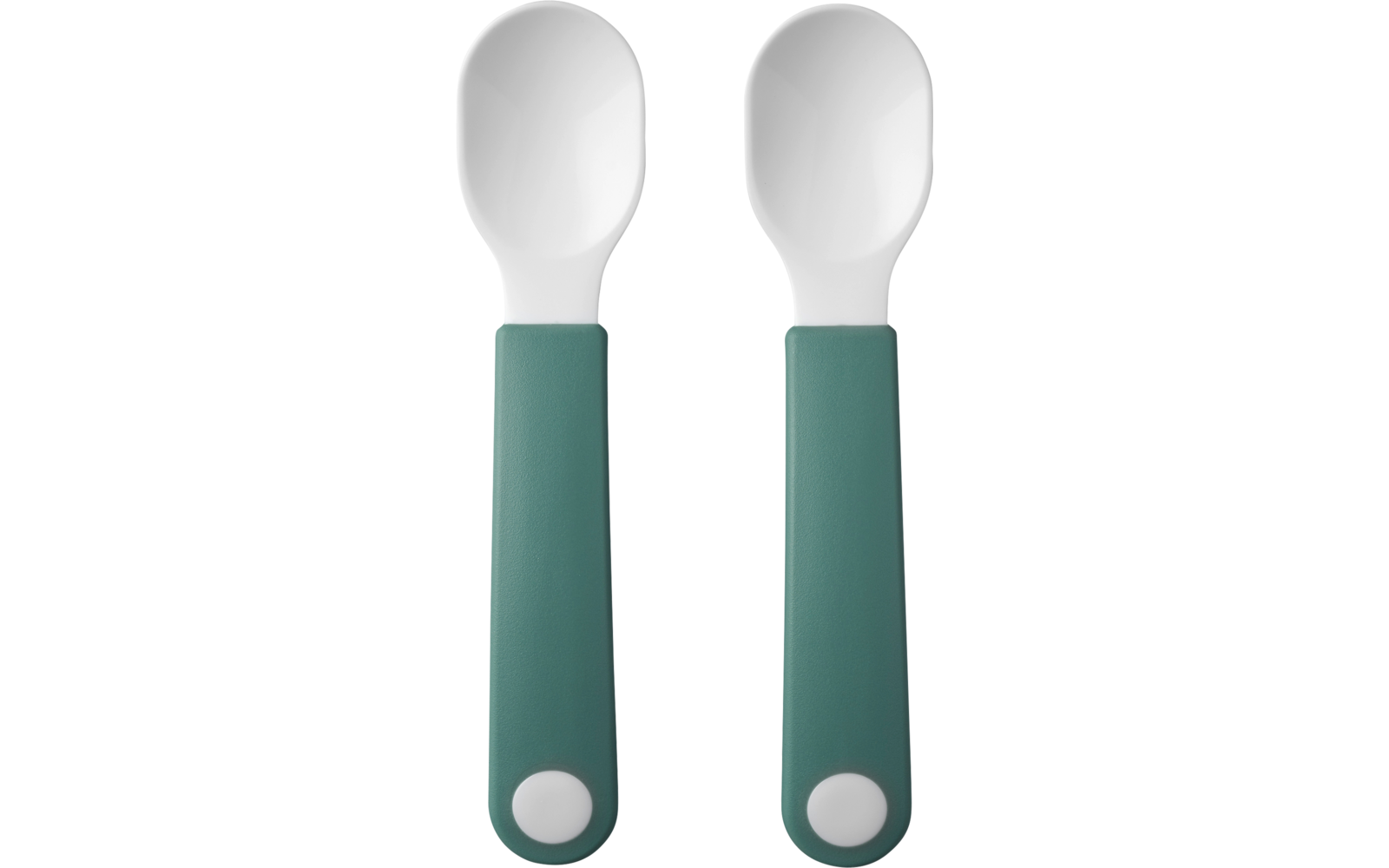 Zwei kleine Löffel mit weißen Löffelköpfen und grünen Griffen mit Loch am Ende auf weißem Hintergrund