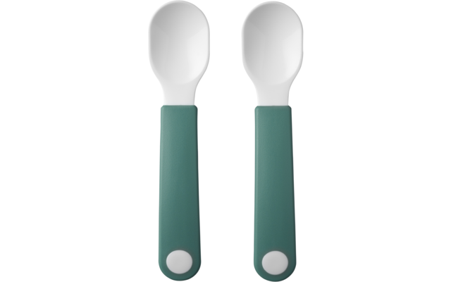 Zwei kleine Löffel mit weißen Löffelköpfen und grünen Griffen mit Loch am Ende auf weißem Hintergrund
