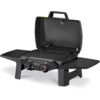 Schwarzer tragbarer Grill mit geöffnetem Deckel, Grillrost, zwei Drehknöpfen, zwei Seitentischen und Standfüßen