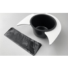 Gobelet noir avec supports blancs et un sac plastique noir emballé sur une surface grise